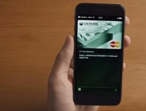 Смартфон и банковская карта готовы для использования в системе Apple Pay