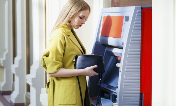 В каких банкоматах можно снять деньги с Тинькофф без комиссии?