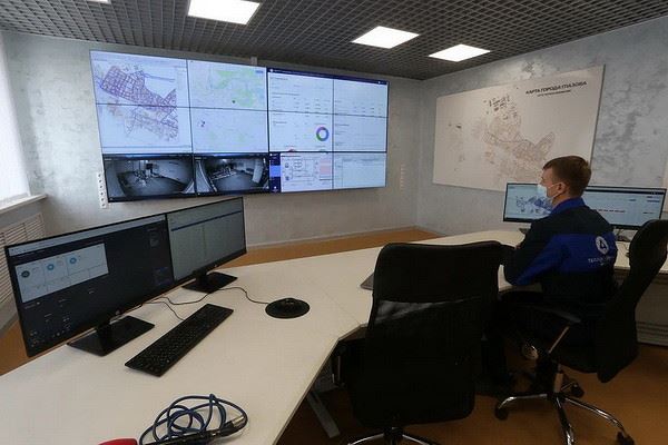 Клиент Сбербанка Снимает Деньги в Банкомате • Почтовые переводы